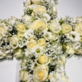 Kruis van bloemen Wit
