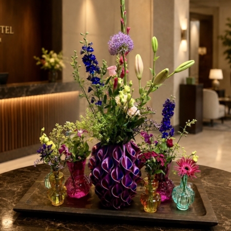 Kim's Bloemenmoment 3d vaas met bloemen op houten plateau