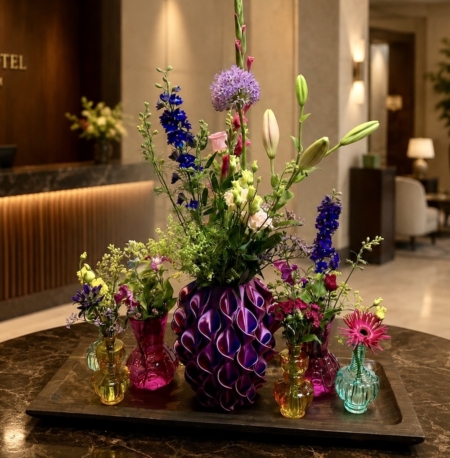Kim's Bloemenmoment 3d vaas met bloemen op houten plateau